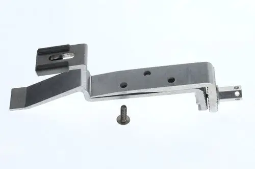 Einstellbarer Dachhaken aus Metall mit integrierten Halte- und Befestigungselementen, hergestellt von Bosch. Im Bild ist eine Schraube neben dem Haken sichtbar.